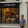 Jean-Baptiste Morel promène son chien devant la boutique