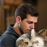 Lucas Martin avec un chat dans les bras