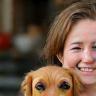 Portrait de Marie Dupont souriant avec son chien